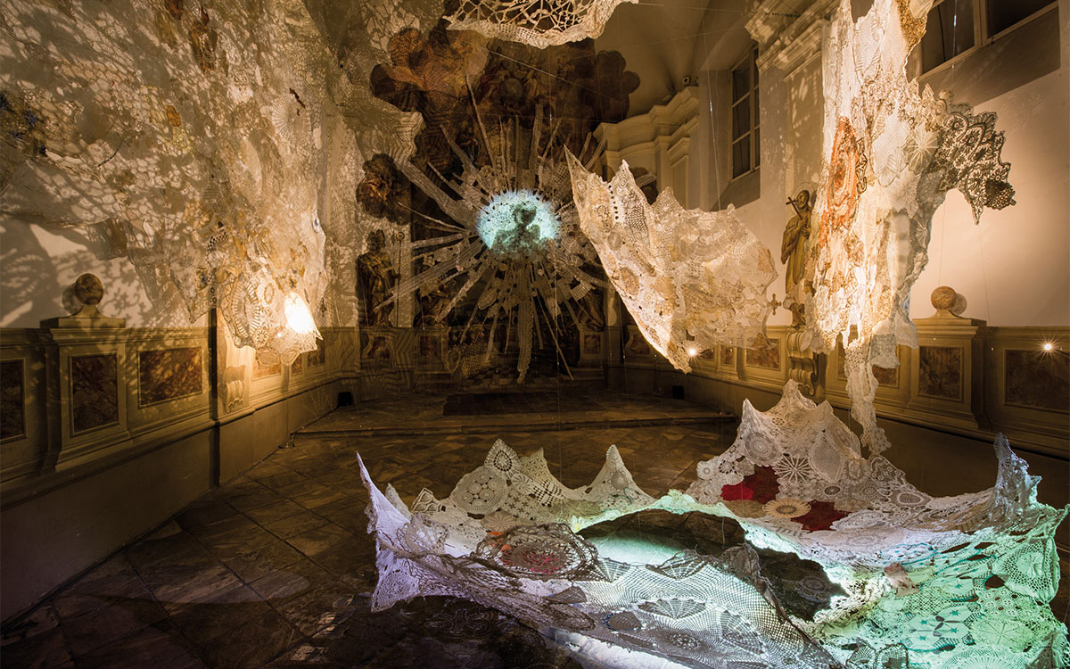 Kunstinstallation: Corona Rose in drei Bewegungen - Revolving