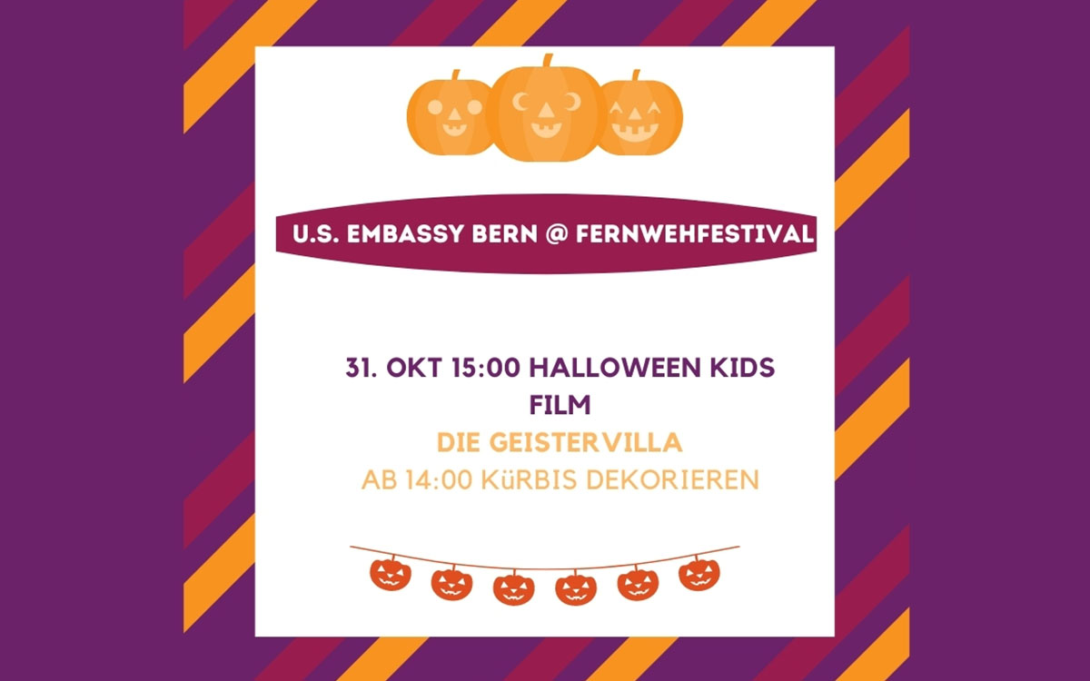 Familien-Halloween-Film und Kürbis dekorieren