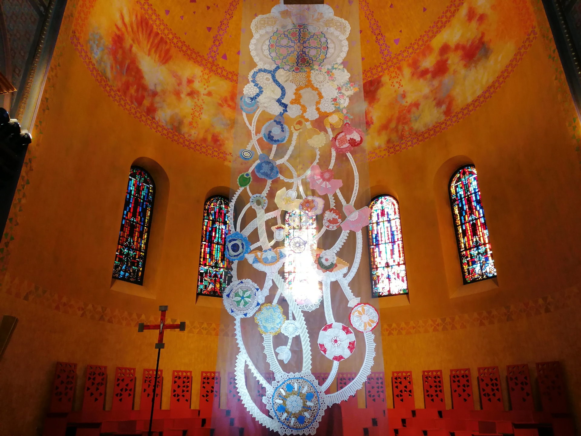 Kunstinstallation: Corona Rose in drei Bewegungen - Revolving