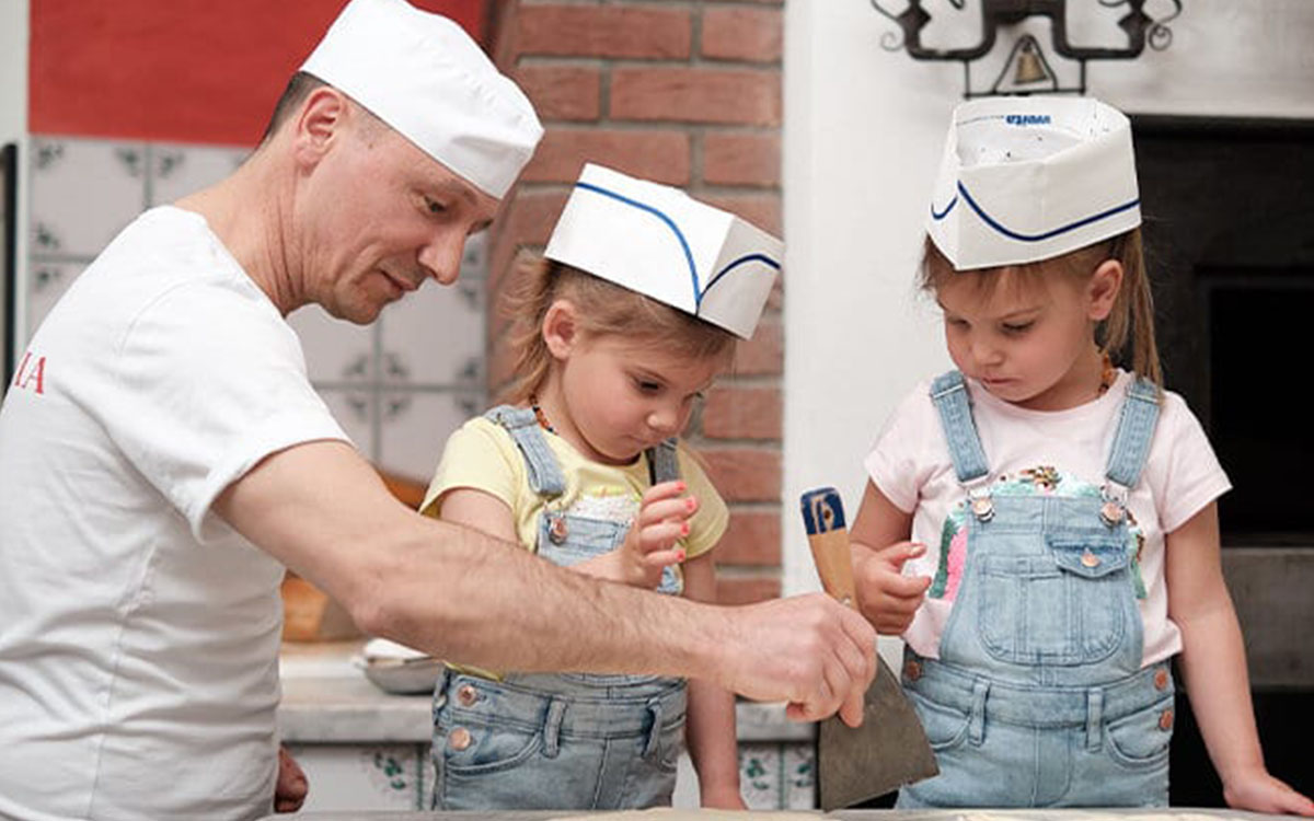 Kinderplausch: Pizzabacken am Holzofen